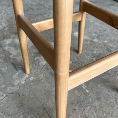 Kursi Bar Kayu Custom Minimalis – Sandaran Melengkung | Jerouma Living