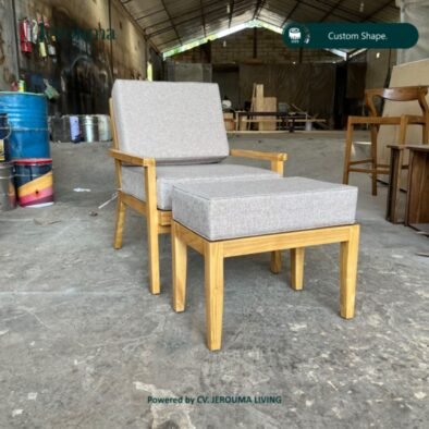 Kursi Lounge Kayu Custom dengan Ottoman – Minimalis & Elegan | Jerouma Living