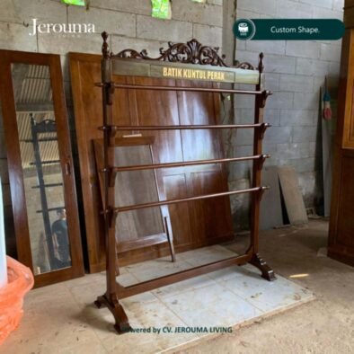 Gawangan Batik Kayu Ukir Klasik Custom – Stand Display Kain & Batik