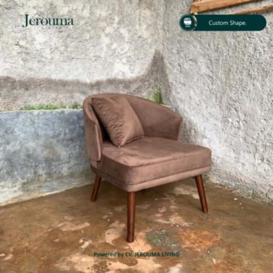 Kursi Lounge Modern dengan Kaki Kayu & Bantal – Kurs 056 | Jerouma Living