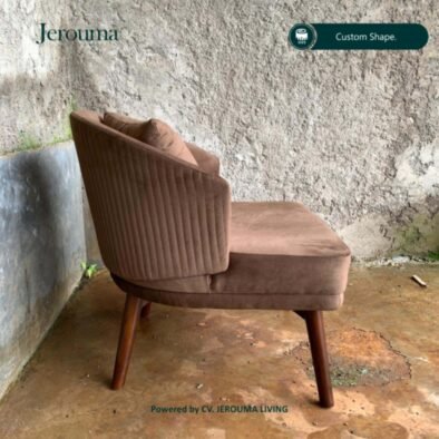 Kursi Lounge Modern dengan Kaki Kayu & Bantal – Kurs 056 | Jerouma Living