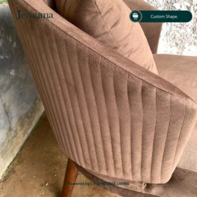 Kursi Lounge Modern dengan Kaki Kayu & Bantal – Kurs 056 | Jerouma Living