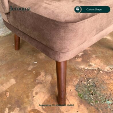 Kursi Lounge Modern dengan Kaki Kayu & Bantal – Kurs 056 | Jerouma Living